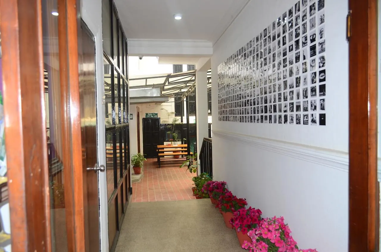לינה וארוחת בוקר קטמנדו Hotel Holy Lodge